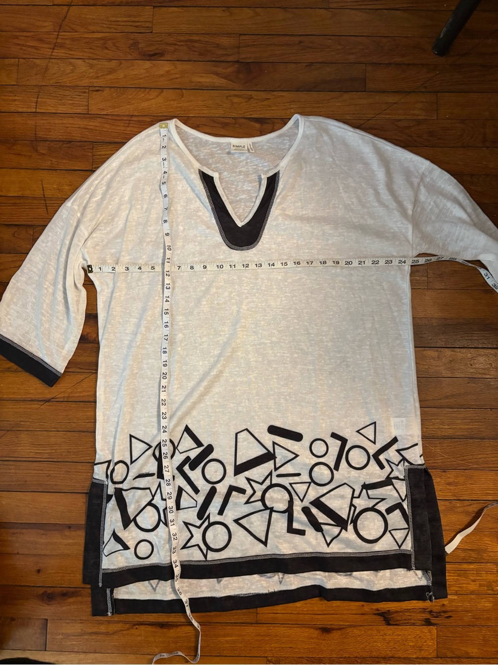Simple Suzanne Betro White & Black Graphic Hem Tunic Top